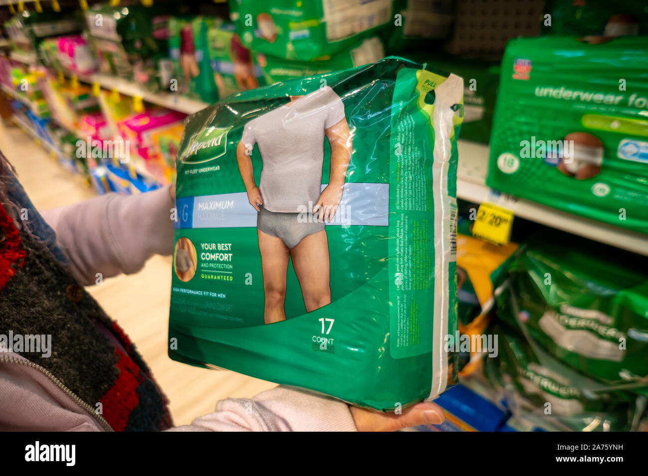 Kimberly-Clark dependen de incontinencia marca suministros en los estantes  de un supermercado en Nueva York el martes, 22 de octubre de 2019. El  mercado de las compresas, pañales para adultos y otros