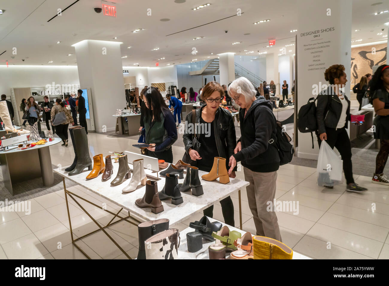 Los compradores emocionada multitud el nuevo Nordstrom Department