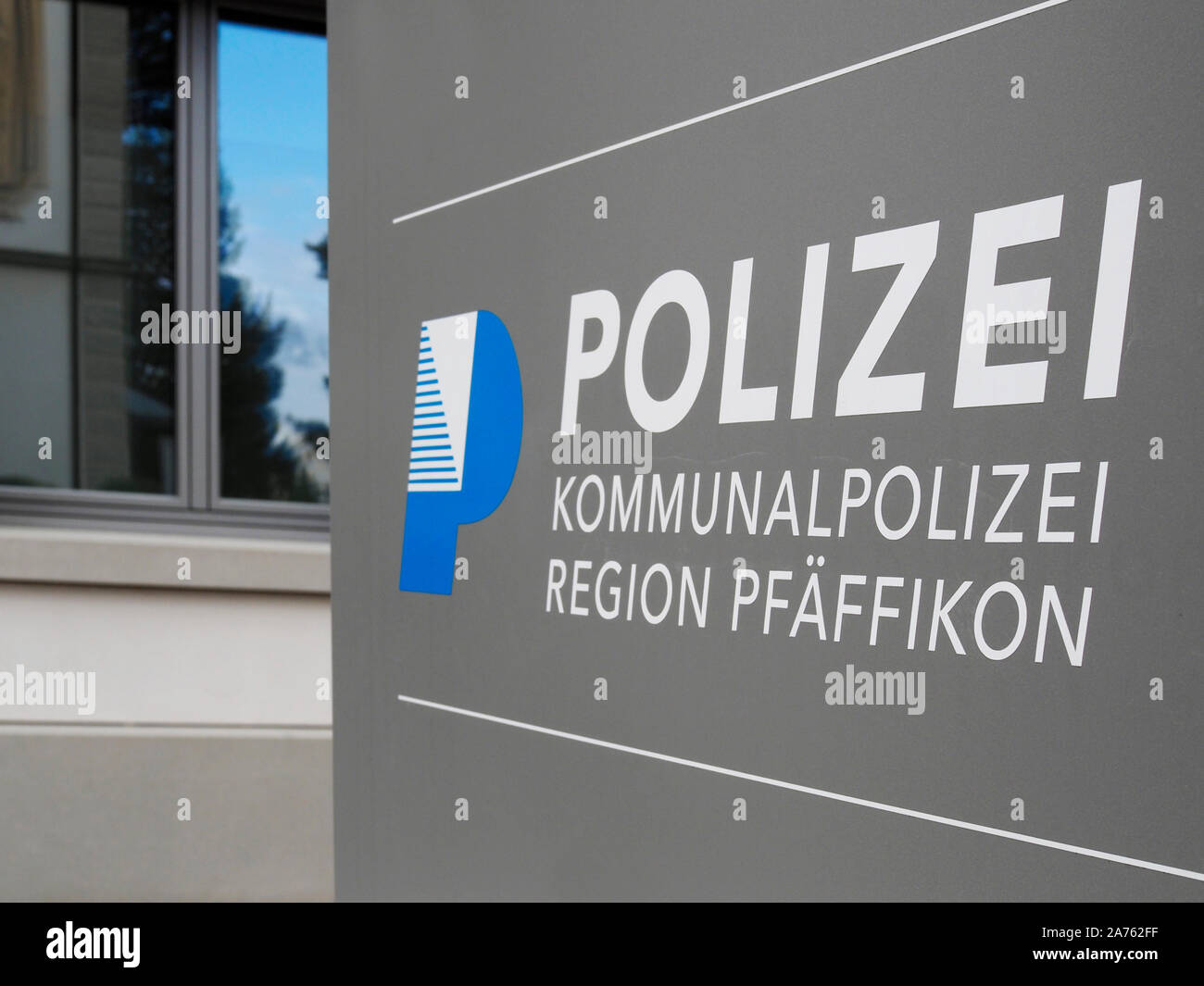 Schild der Fehraltorf Kommunalpolizei Región en Pfäffikon ZH Foto de stock