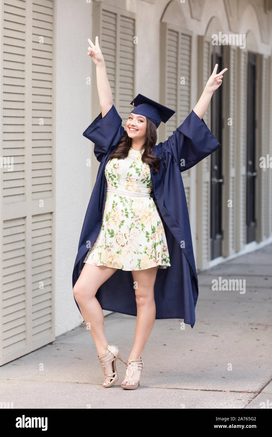 Graduation Poses Para Fotos De Graduacion Hombres