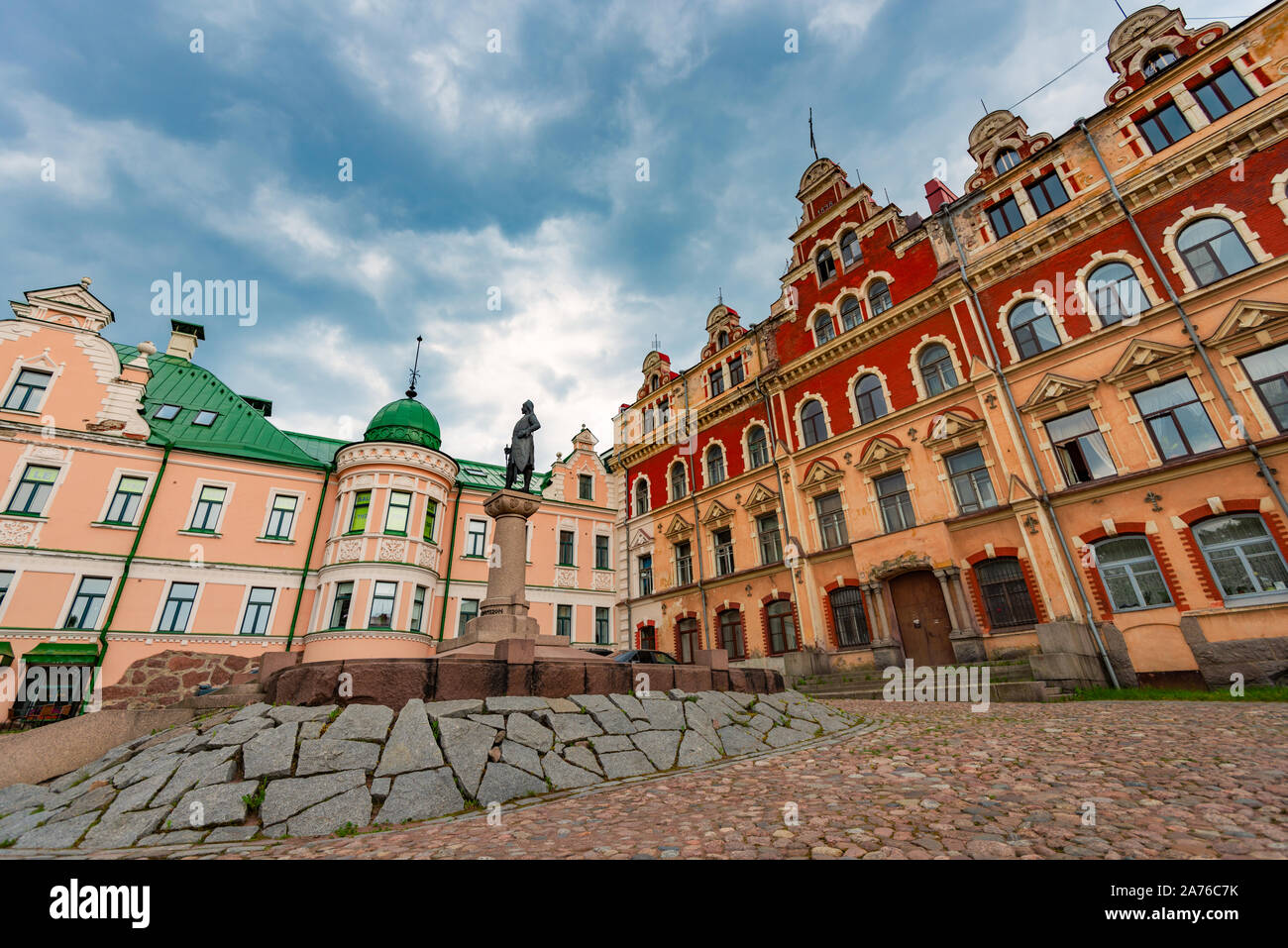 Antiguo ayuntamiento de la ciudad de Vyborg en Rusia. Monumento en primer plano y el color azul cielo nublado en segundo plano. Foto de stock