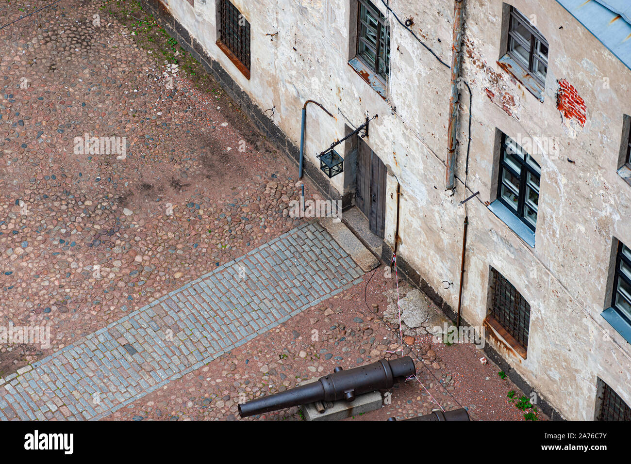 Patio del Castillo de Vyborg en Rusia. Old Street con pathway y piso de adoquines. Foto de stock