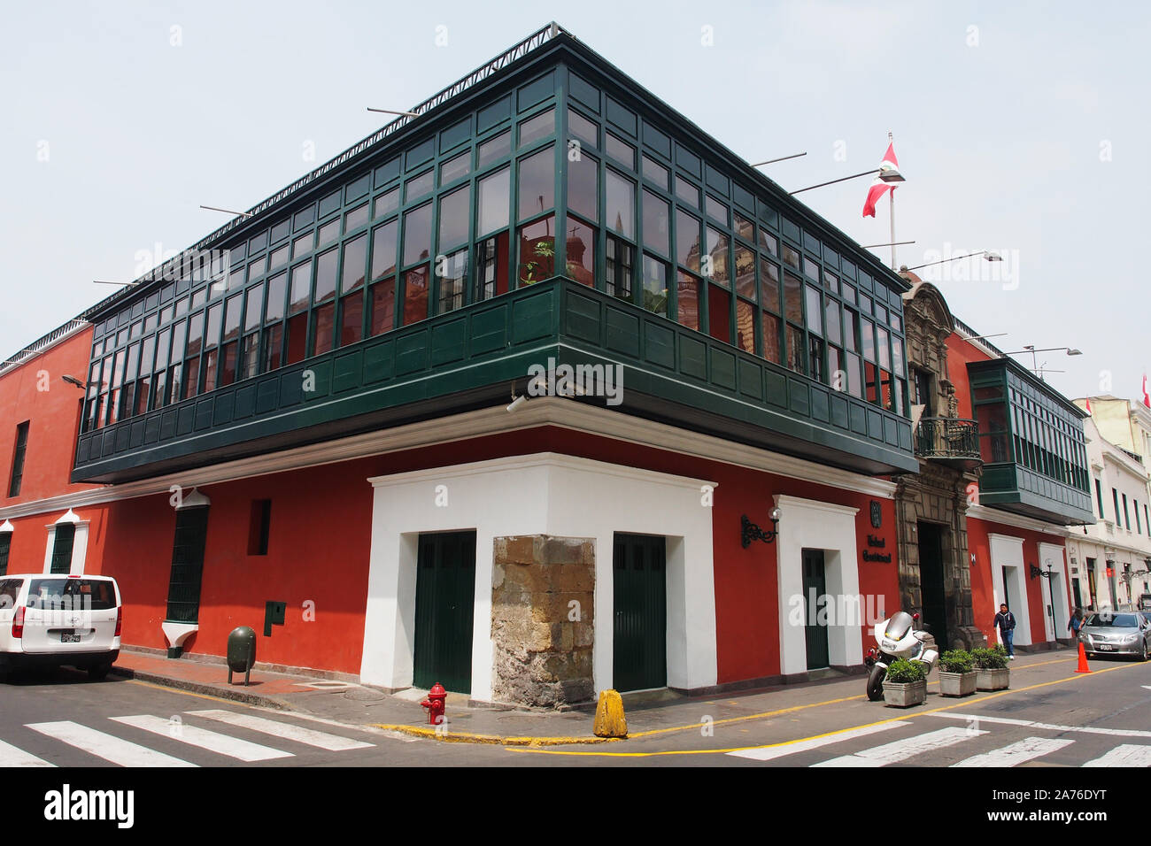 Fachada del Tribunal Constitucional de Perú, en Lima. Foto de stock