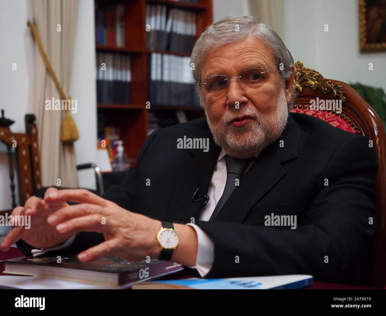 Ernesto Blume Fortini, presidente del Tribunal Constitucional de Perú, ofrece una conferencia de prensa a corresponsales extranjeros acreditados en Lima. Foto de stock