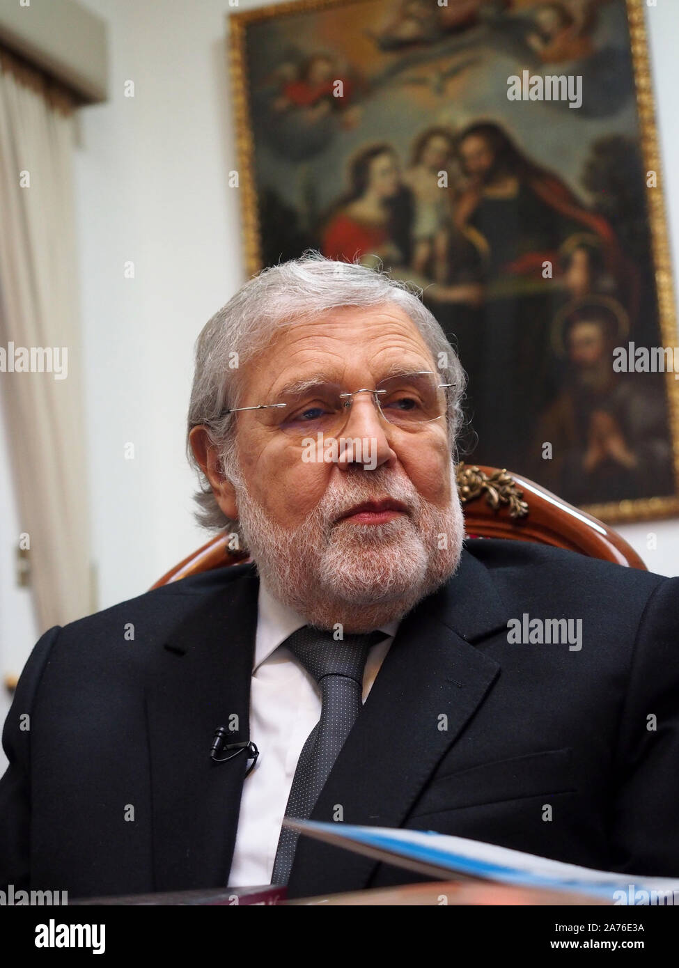 Ernesto Blume Fortini, presidente del Tribunal Constitucional de Perú, ofrece una conferencia de prensa a corresponsales extranjeros acreditados en Lima. Foto de stock