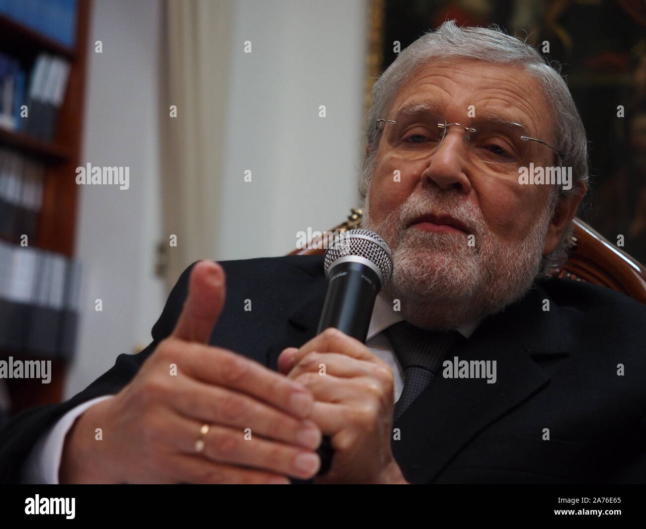 Ernesto Blume Fortini, presidente del Tribunal Constitucional de Perú, ofrece una conferencia de prensa a corresponsales extranjeros acreditados en Lima. Foto de stock