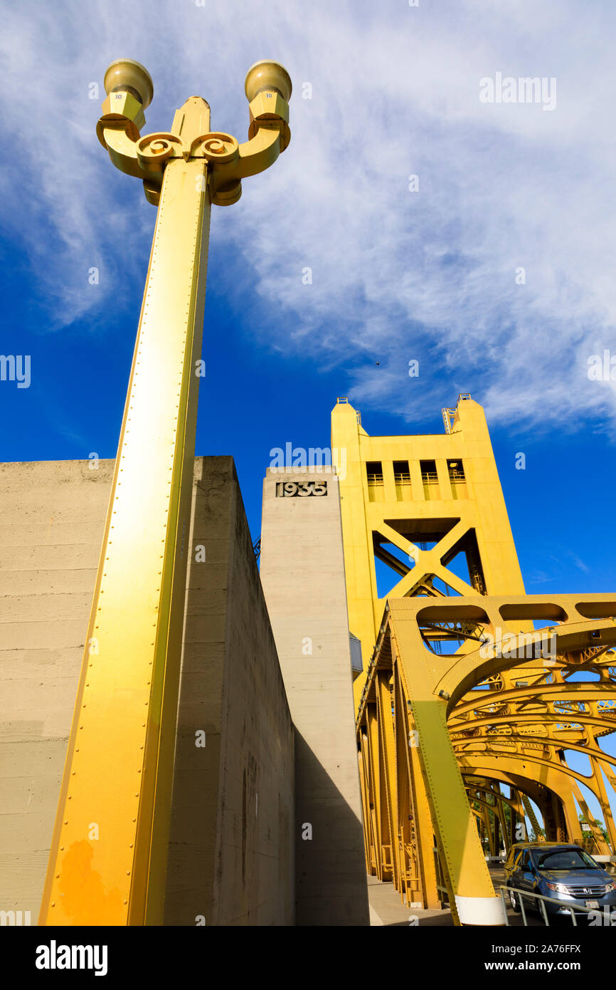 Pintado en oro el Tower Bridge sobre el río Sacramento, Old Town, Sacramento, capital del estado de California, Estados Unidos de América. Foto de stock