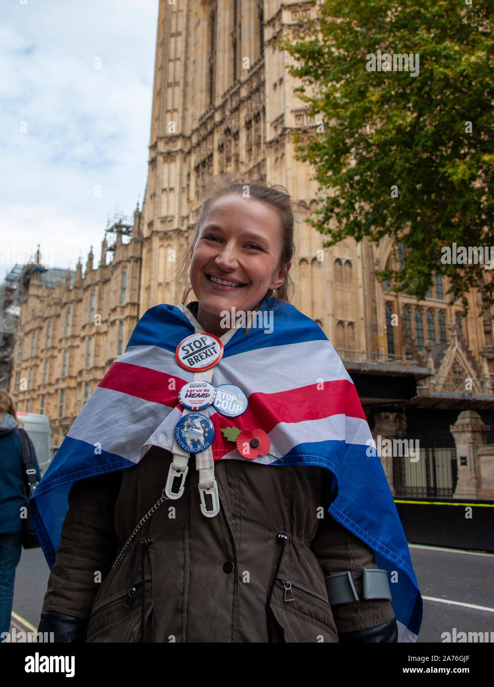 Anti-activista Brexit femenino fuera de las Casas del Parlamento en Londres, Reino Unido Foto de stock