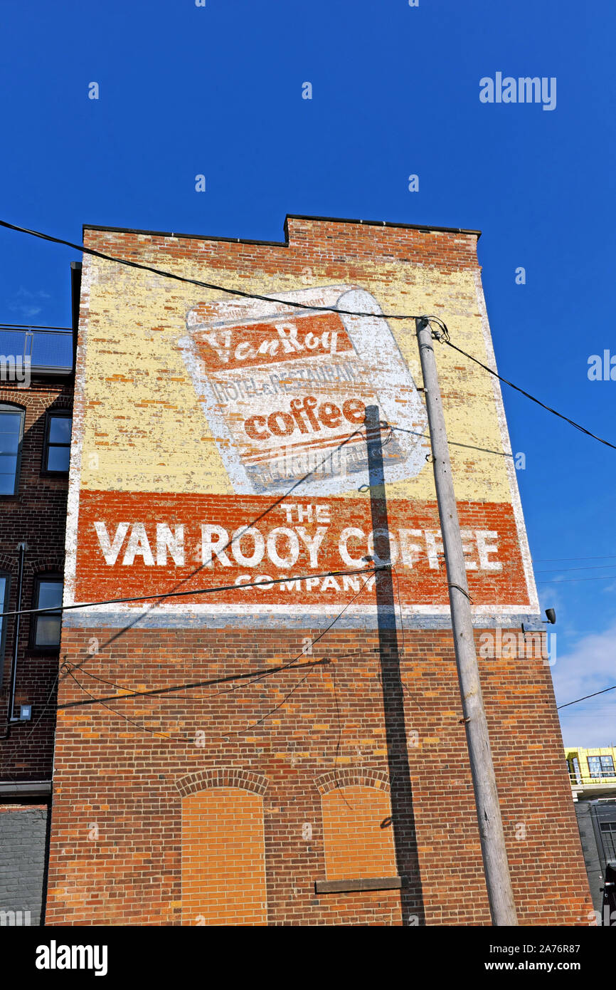 El edificio histórico Van Rooy Coffee Company, con su exclusiva cartelera pintada en el lateral del edificio en Cleveland, Ohio, Estados Unidos Foto de stock