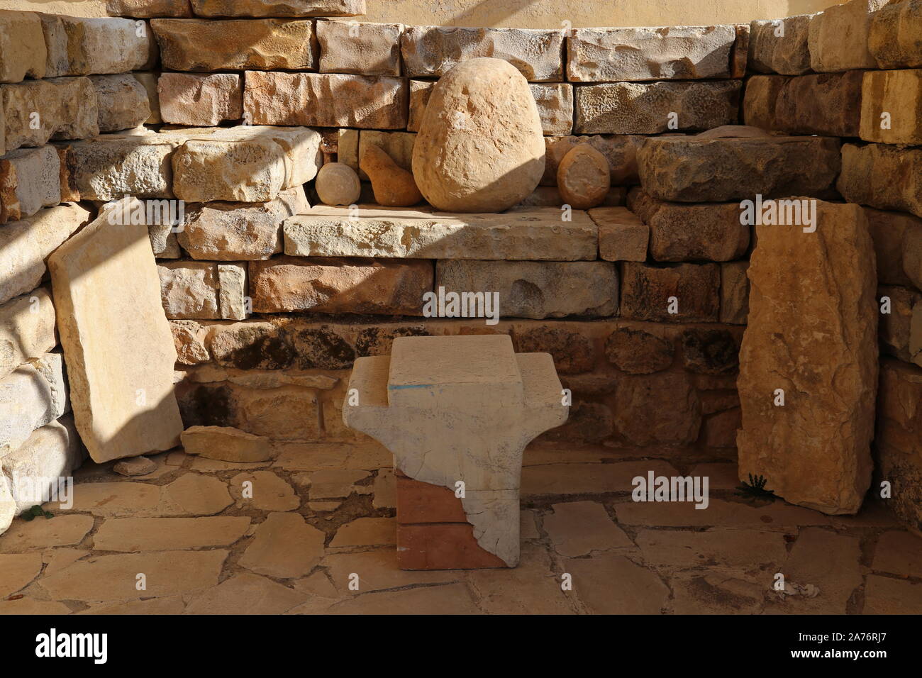 Altar de la Edad de Bronce tardía y piedras del Templo Niche (ver información adicional), Museo Madaba, Calle Balqa, Gobernación de Madaba, Jordania, Oriente Medio Foto de stock