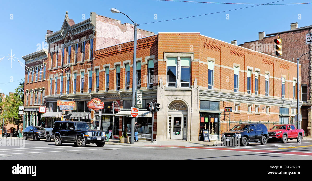 La histórica Main Street en Mansfield, Ohio, EE.UU. es un típico centro de ciudad pequeña con las pequeñas empresas y arquitectura que ha sido restaurada. Foto de stock
