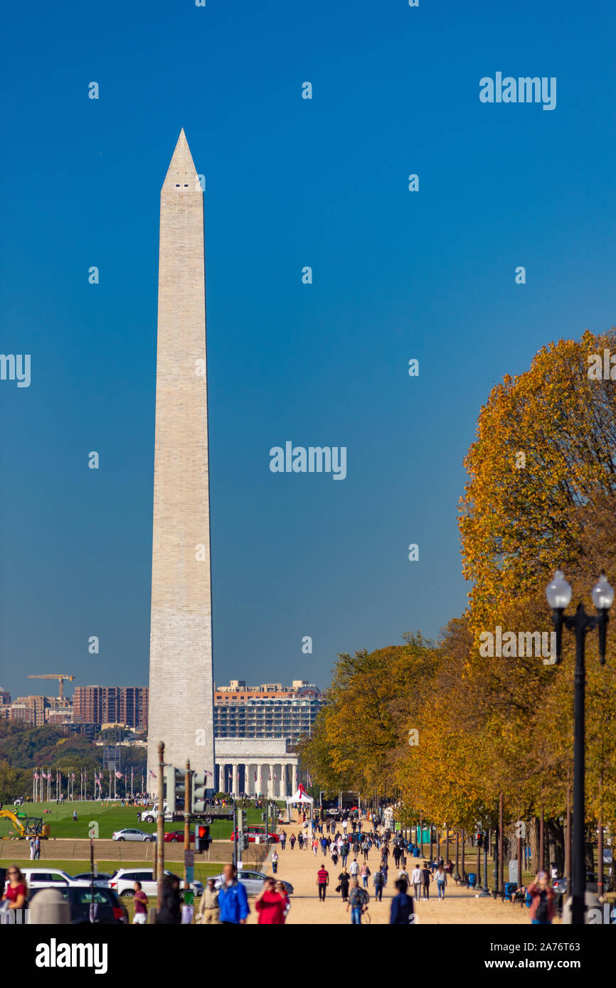 WASHINGTON, DC, EEUU - la gente camina en el National Mall. Monumento a Washington en la distancia. Foto de stock