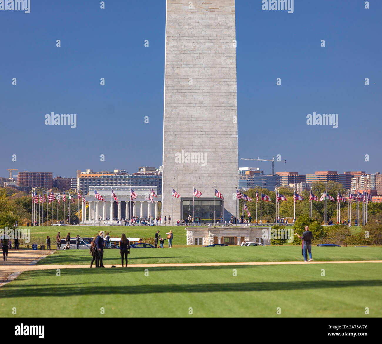 WASHINGTON, DC, EE.UU. - El Monumento a Washington y la gente caminando en el National Mall. Foto de stock