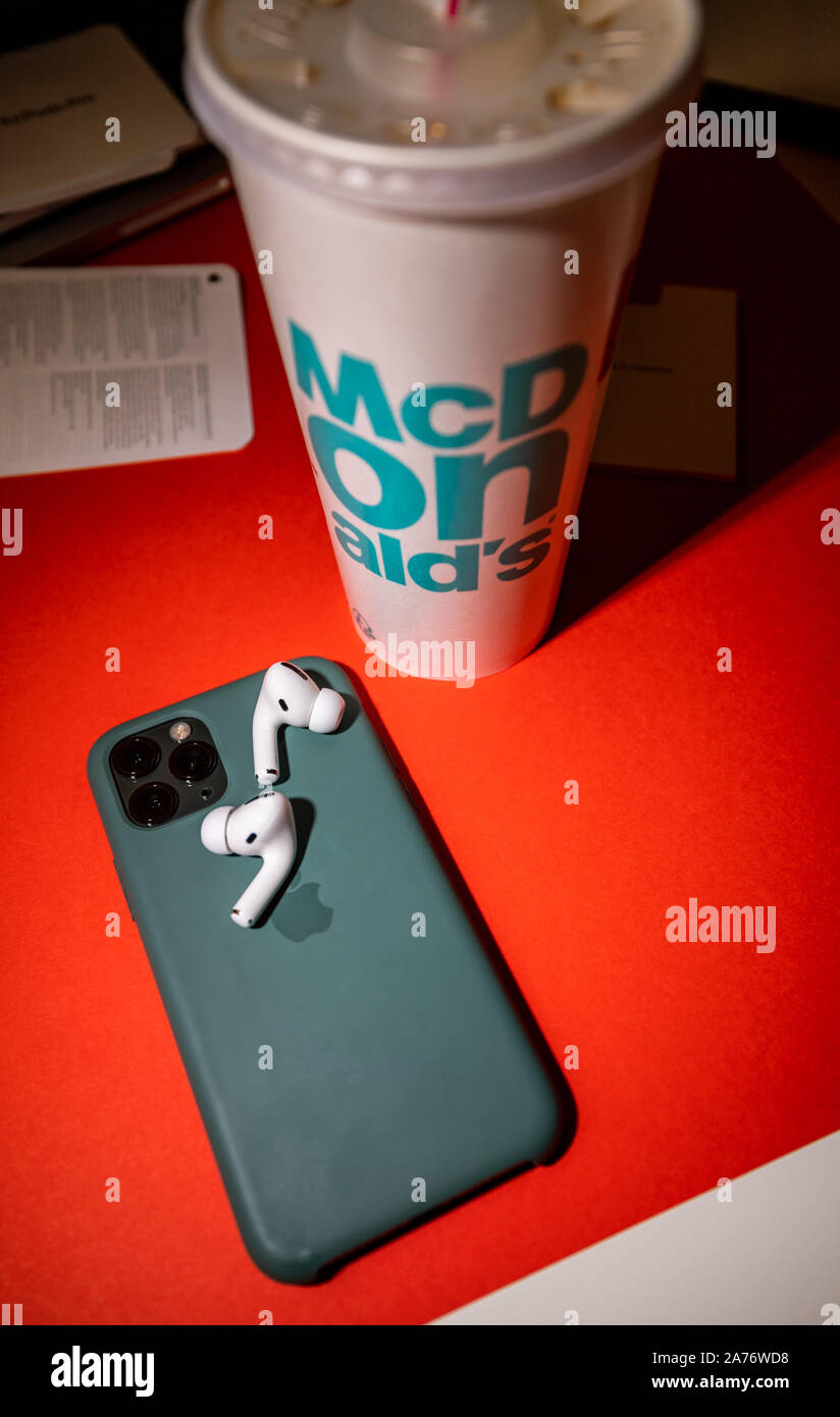 París, Francia - 30 Oct, 2019: Nuevos equipos Apple AirPods Pro auriculares  con cancelación activa del ruido para un sonido envolvente junto a iPhone  11 Pro y McDonalds Cup Fotografía de stock - Alamy