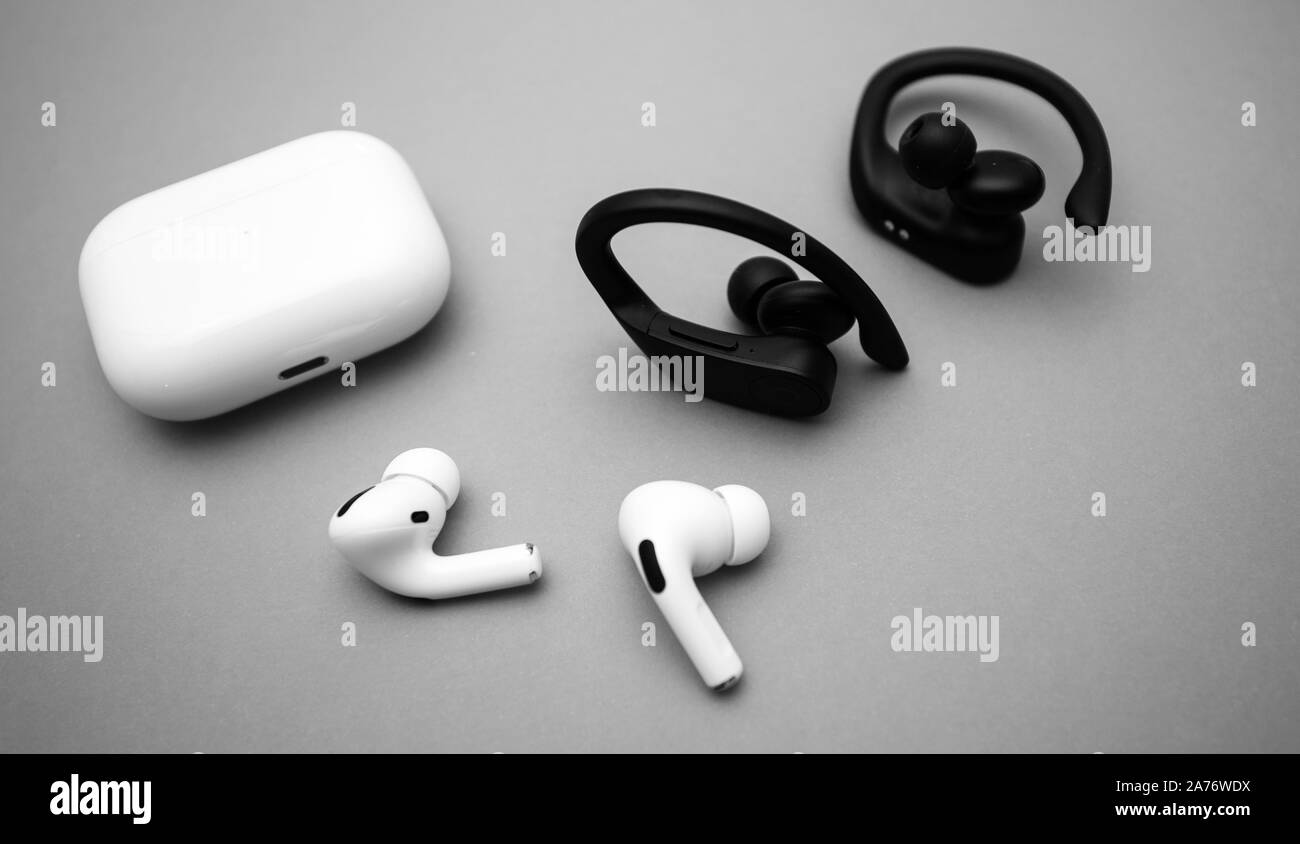 París, Francia - 30 Oct, 2019: Nuevos equipos Apple AirPods Pro auriculares  con cancelación activa del ruido para un sonido envolvente con un par de  Powerbeats Pro por el Dr. Dre Fotografía