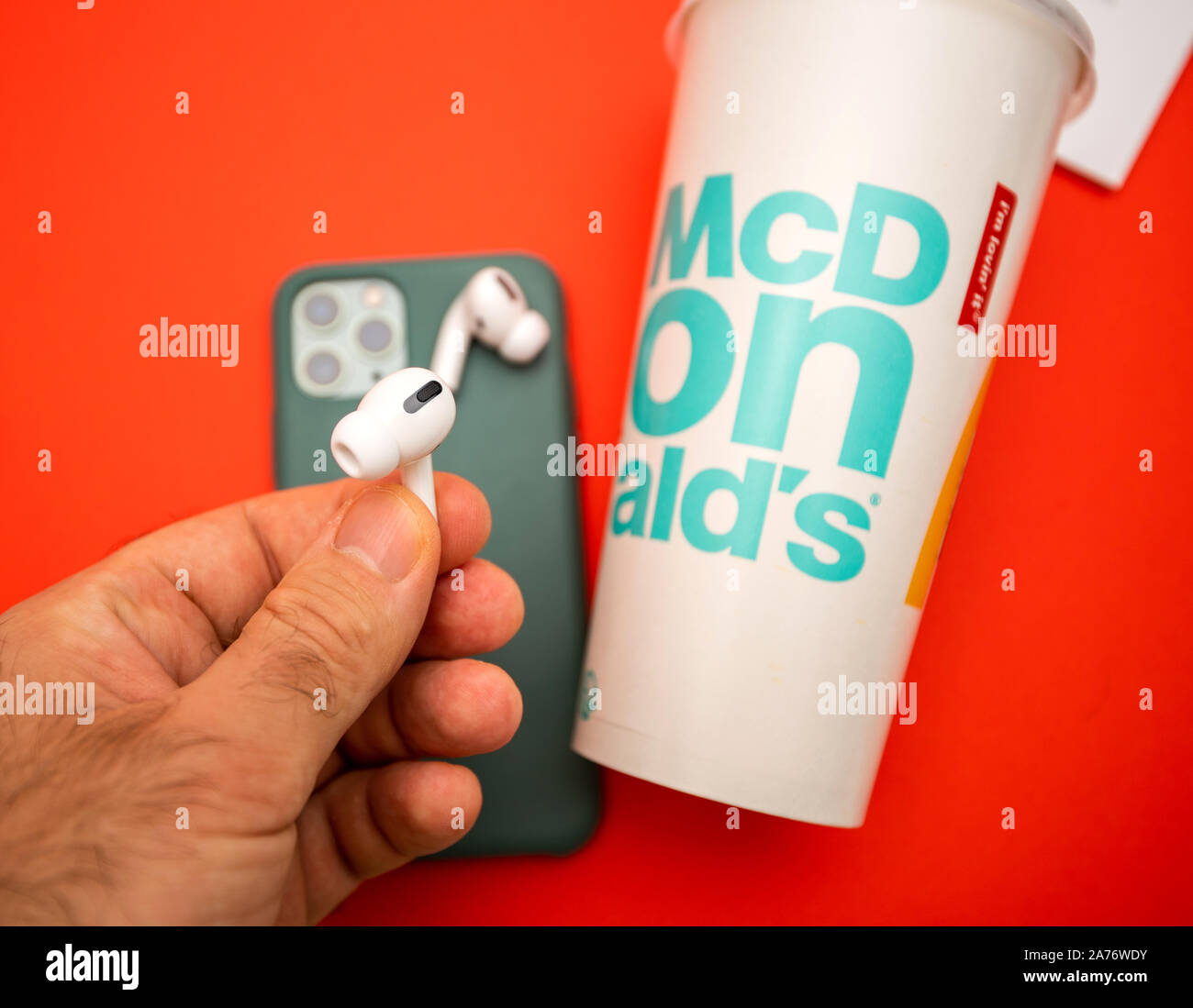 Mcdonalds cup smartphone fotografías e imágenes de alta resolución - Alamy