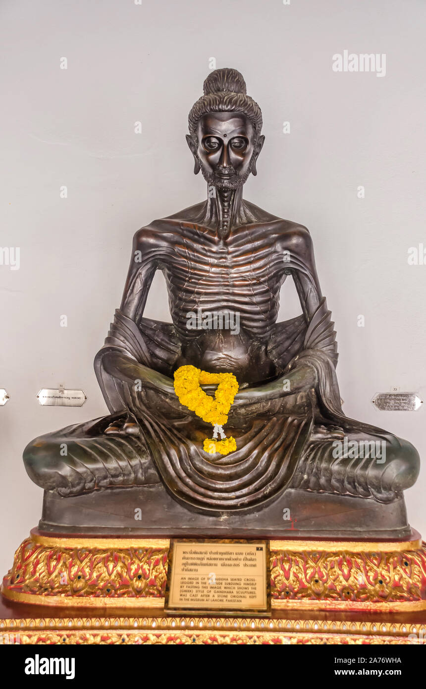 La escultura del Señor Buda sentado patas cruzadas en la actitud someter a sí mismo por el ayuno en un templo budista Wat Benchamabophit, Bangkok. Foto de stock