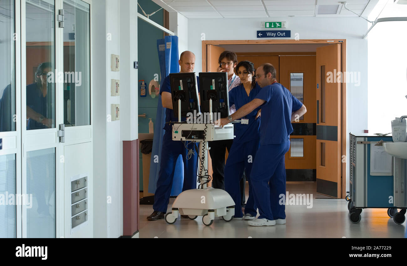 Personal quirúrgico en diagnóstico hospitalario a partir de exploraciones Foto de stock