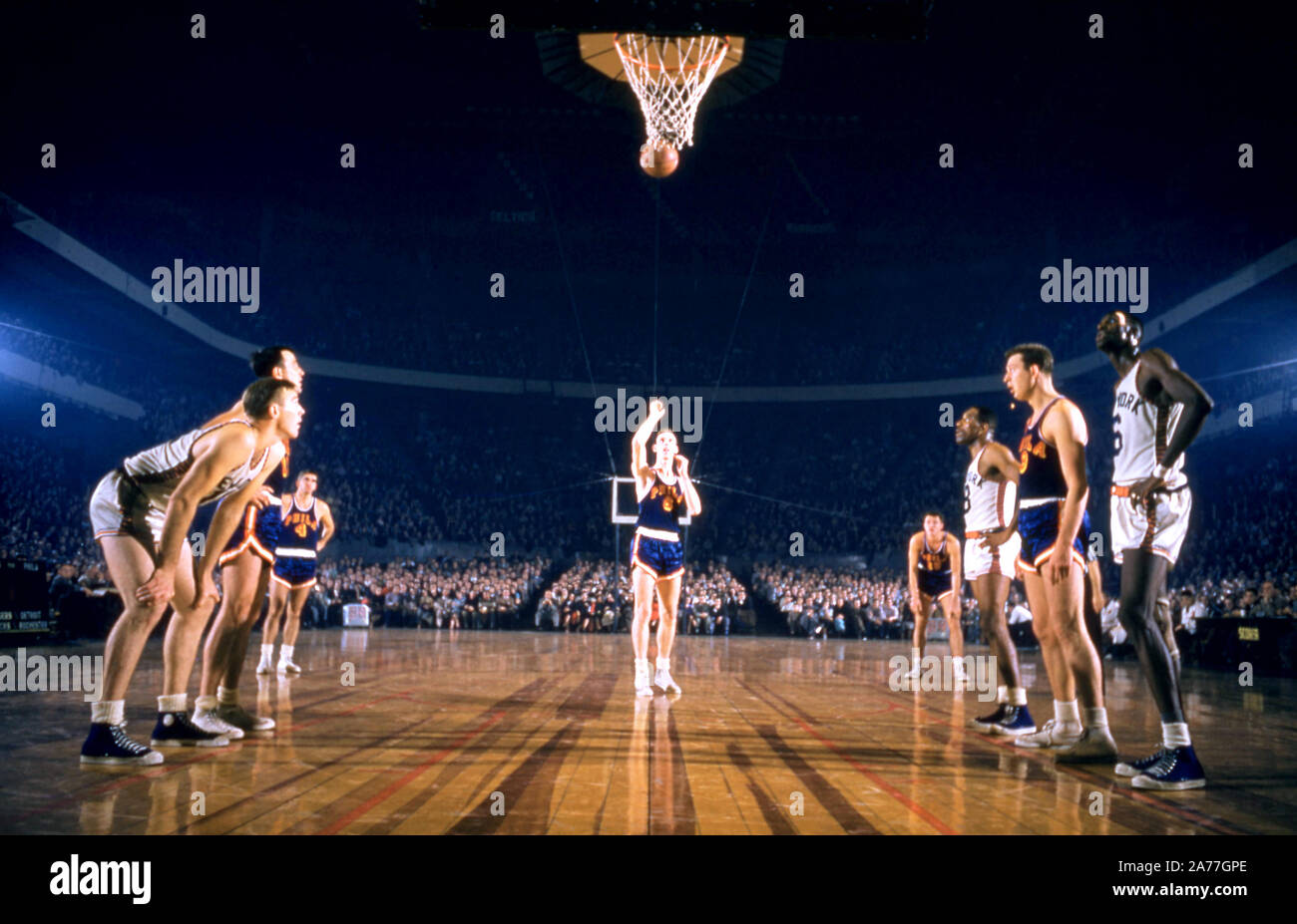 NEW YORK, NY - 27 de diciembre: Neil Johnston #6 de los Philadelphia Warriors dispara su franco como Harry Gallatin #11, Walter Dukes #6 y Nat Clifton #8 de los Knicks de Nueva York junto con Paul Arizin Joe Graboski #11 y #9 de los Guerreros espere en la tecla durante un partido de la NBA el 27 de diciembre de 1955 en el Madison Square Garden de Nueva York, Nueva York. (Foto por Hy Peskin) (número de registro: X3349) Foto de stock
