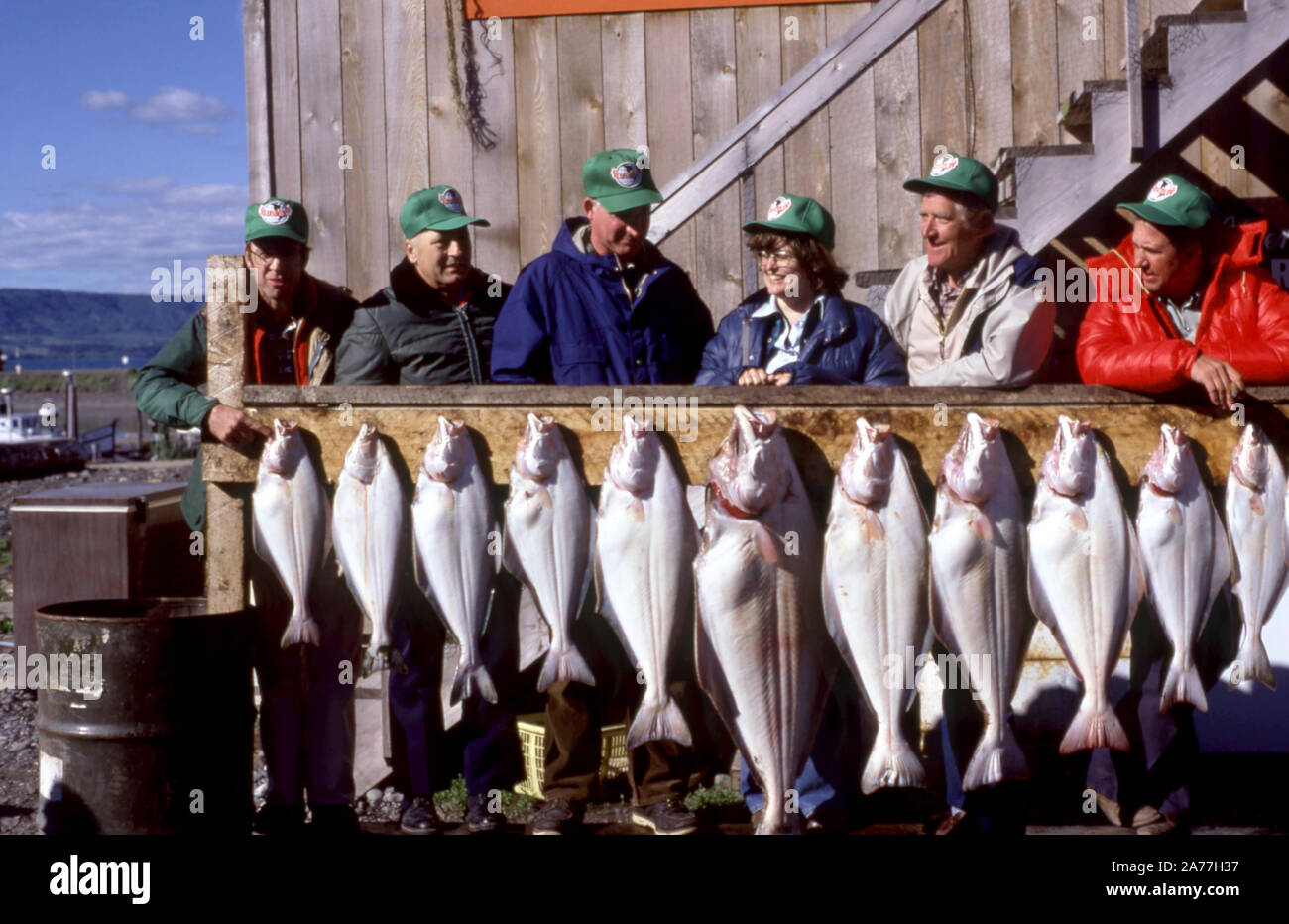 Julio de 1979: Vista general de seis pescadores posan con el pescado que capturan en mayor a menor alrededor de julio del 1979. (Foto por Hy Peskin) Foto de stock