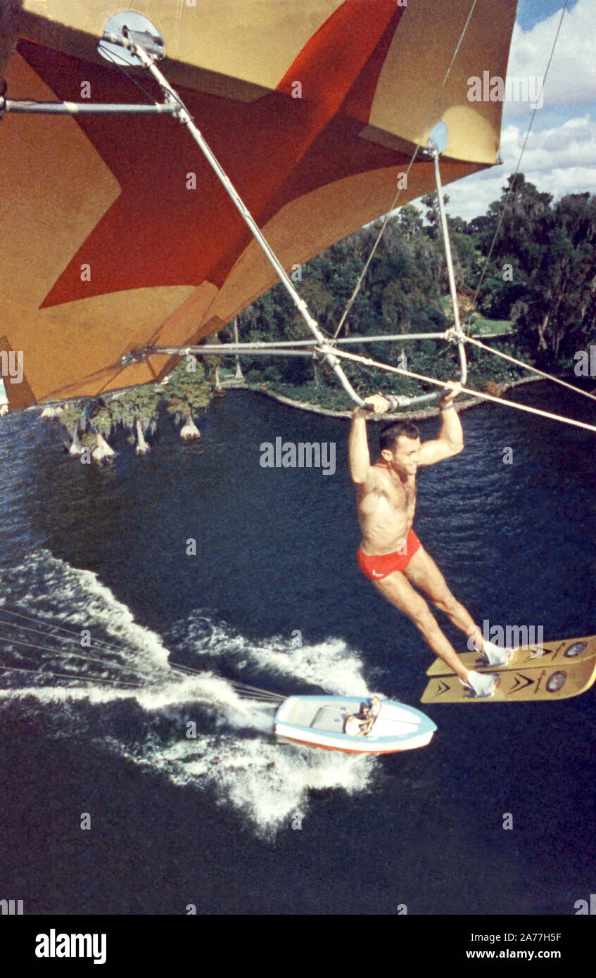 1955: Vista general de un ala delta volando por el aire como él es tirado por una lancha circa 1955. (Foto por Hy Peskin) Foto de stock