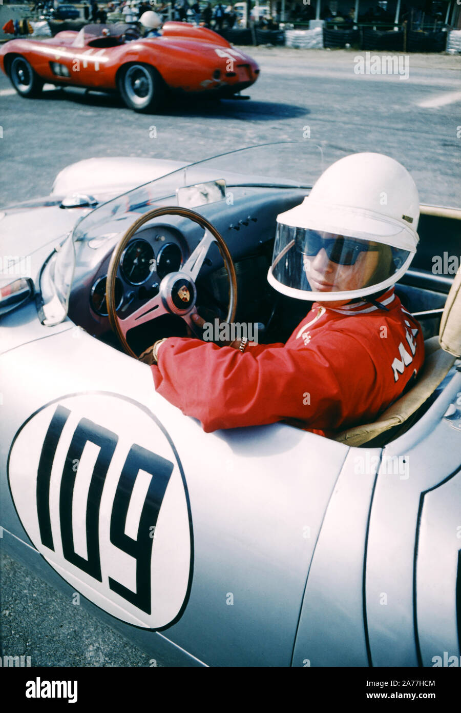 NASSAU, Bahamas - El 5 de diciembre: Ricardo Rodriguez de México #109 en su Porsche 550 RS espera el inicio de la 4ª Conferencia Anual Internacional de velocidad de Bahamas semanas Nassau Trophy Race el 5 de diciembre de 1957 en el curso de campo Oakes en Nassau, Bahamas. (Foto por Hy Peskin) Foto de stock