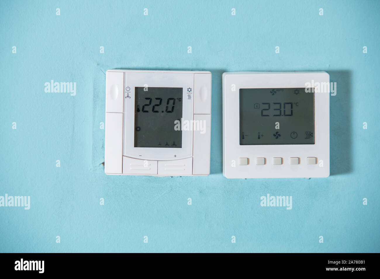 Un termostato programable de Honeywell para controlar el aire acondicionado  y la calefacción de una casa. La unidad de control del sistema de aire  acondicionado en la pared. Blanco Fotografía de stock -