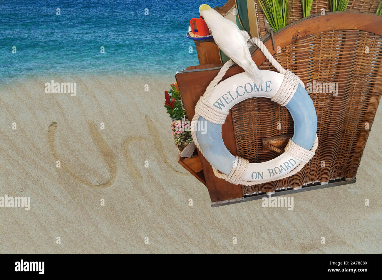 Silla de playa de mimbre con salvavidas - Concepto de vacaciones y de rescate en el mar Foto de stock