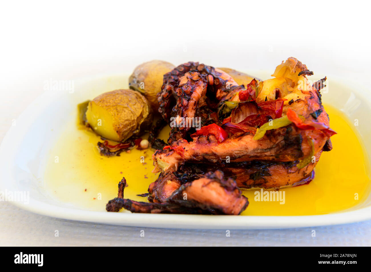 Menú pulpo cena almuerzo cocinado en aceite de oliva con patatas. Algarve Portugal Foto de stock