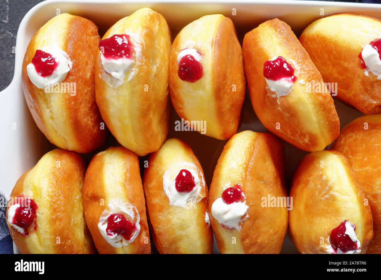 Caja De Donuts De Buñuelos De La Antigua Casa De Pastelería Café. Berlinés  Rellenos De Jelly De Boston Cream Doughnut Berry Imagen de archivo - Imagen  de cruzado, pasta: 194057815