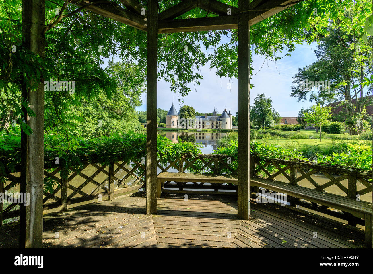 Francia, Loiret, Chilleurs Aux Bois, Chateau de Chamerolles gloriette, parque y jardines cubiertos de glicina por encima del estanque y el castillo en la parte posterior Foto de stock