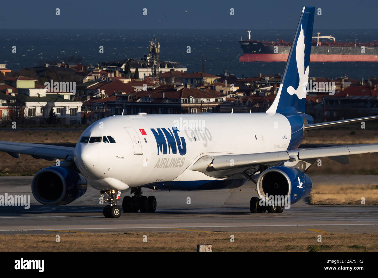 Istanbul / Turkey - Marzo 29, 2019: MNG Airlines Airbus A330-200 TC-MCZ avión de carga a la salida del aeropuerto Ataturk de Estambul Foto de stock