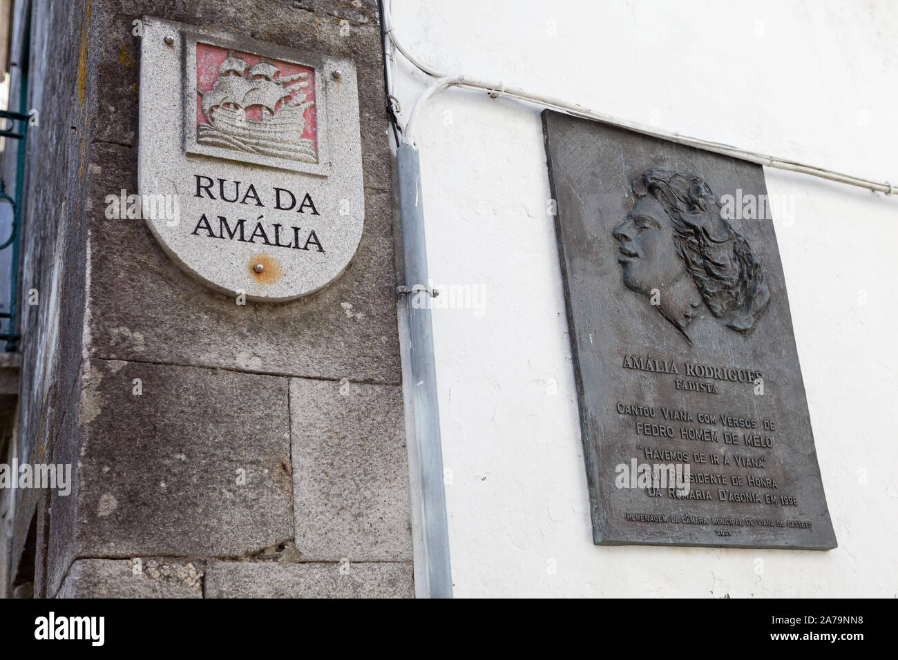 Una calle dedicadet a Amalia Rodrigues, cantante de fado portugués. Viana  do Castelo, Portugal Fotografía de stock - Alamy