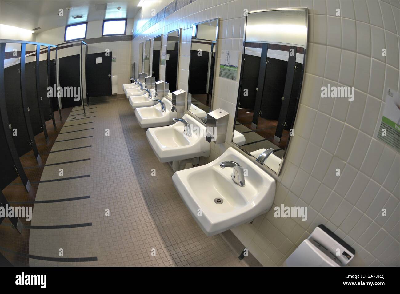 Cuarto de baño escolar vacío, escuela secundaria, después de ser limpiado  durante el tiempo de 19 Fotografía de stock - Alamy