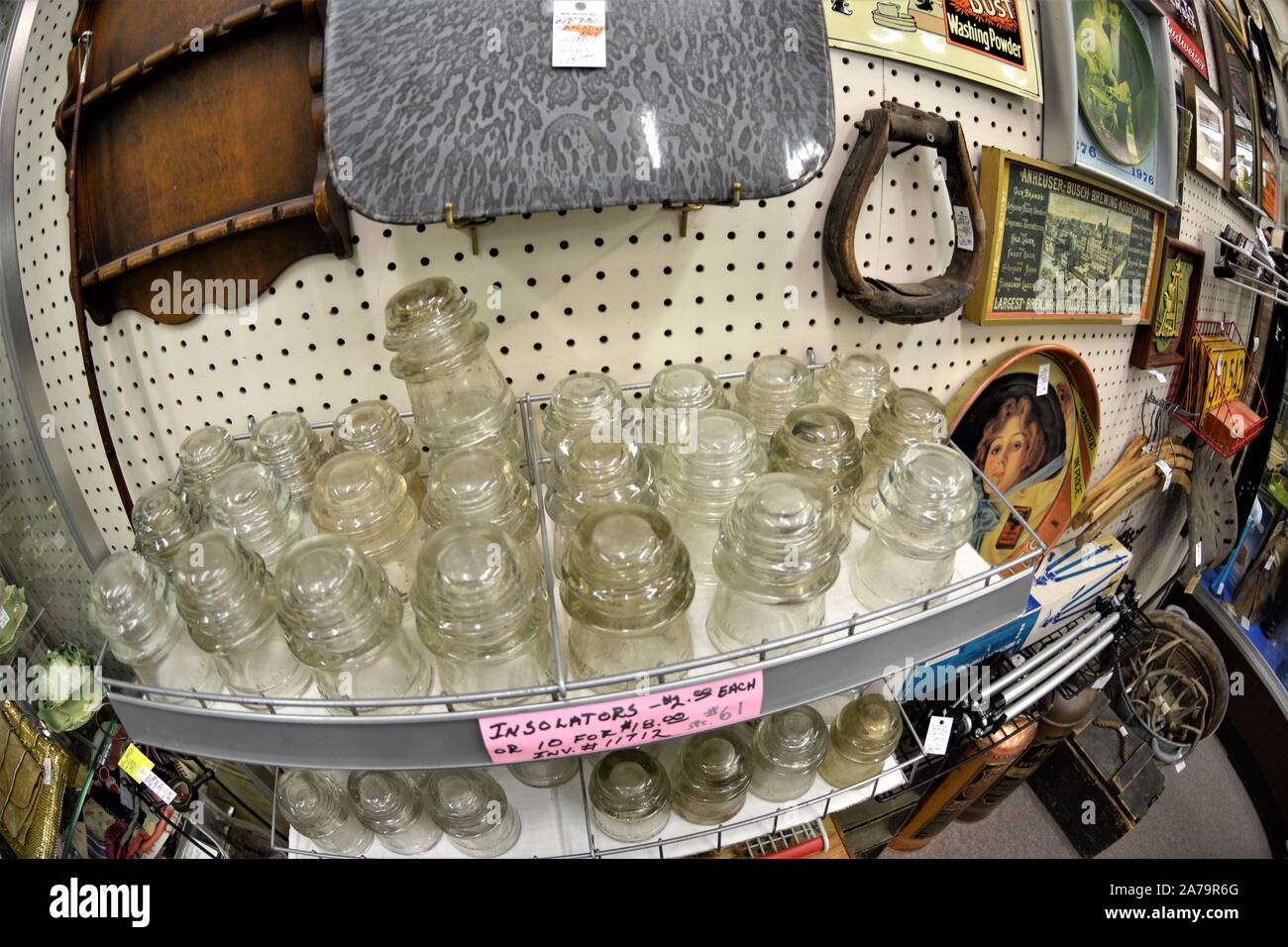 Antigüedades usados para la venta en el mercadillo en Oregon donde los elementos son reutilizados y revendidos en lugar de enviarse a los vertederos, vidrios aislantes de energía desde los polos Foto de stock
