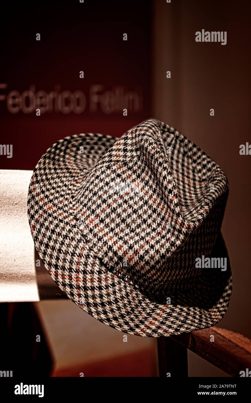 Marche - Montappone - Museo del Cappello - Cappello apprtenuto al regista Federico Fellini| Italia Marche Montappone - sombrero Museo -Hat pertenecía a Federico Fellini Foto de stock
