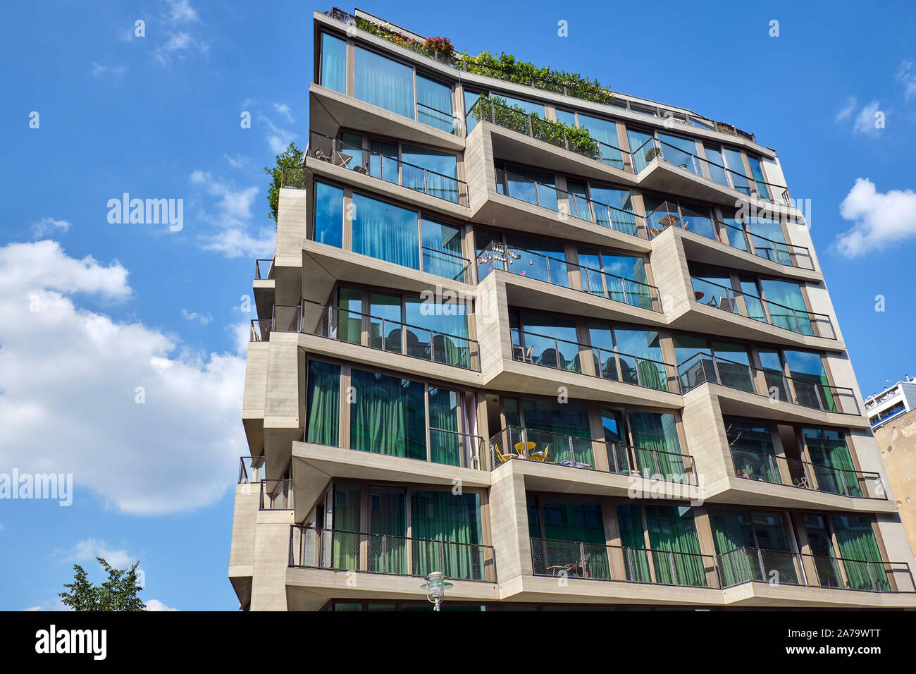 Nuevo edificio de apartamentos con ventanas de piso a techo visto en Berlín, Alemania Foto de stock