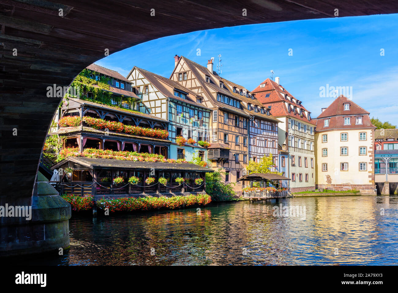 Construcciones típicas lomañolas recubre el río Ill en el barrio Petite France en Estrasburgo, Francia, visto desde debajo del puente de Saint-Martin. Foto de stock