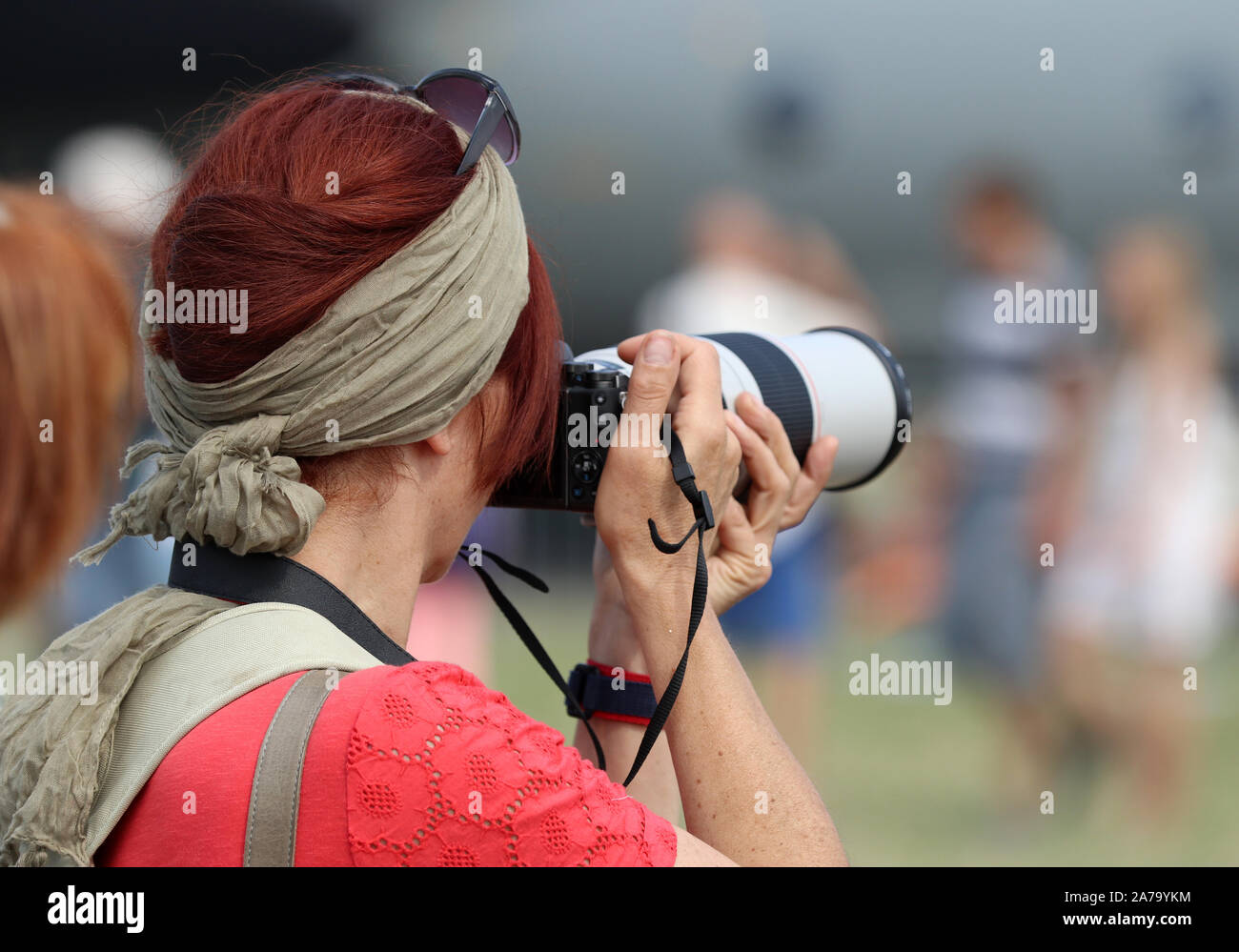 Mujer profesional fotógrafo en acción Fotografía de stock - Alamy