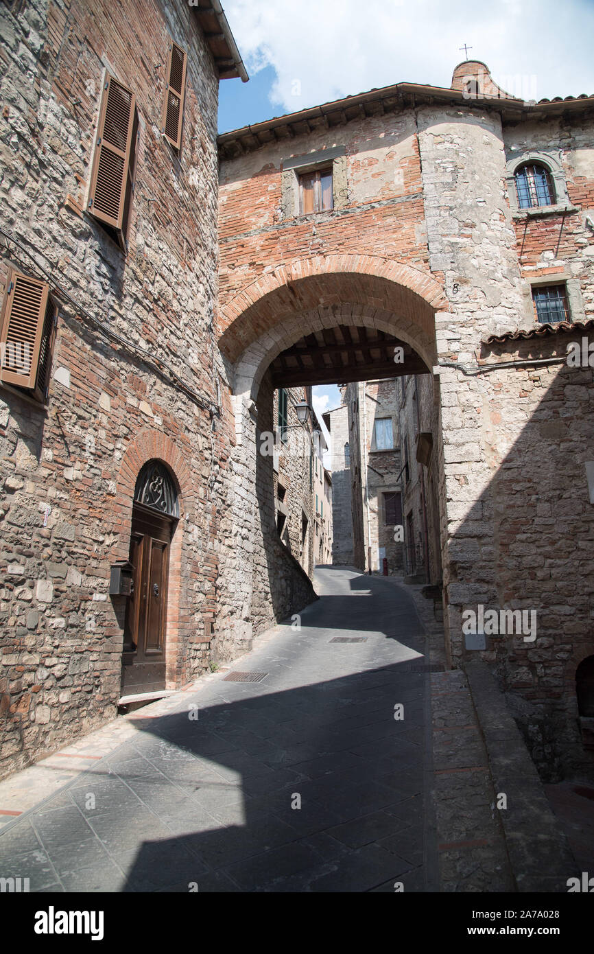 Porta Aurea Golden Gate En El Medio De La Pared De Muralla Romana Del Centro Historico De Todi En Umbria Italia El 22 De Agosto De 19 C Wojciech Strozyk Alamy
