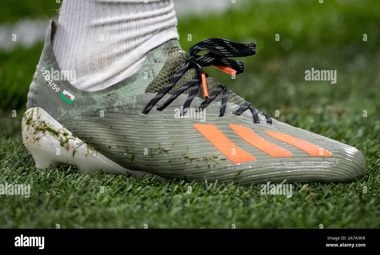 Londres, Reino Unido. 30 Oct, 2019. Las botas de fútbol de adidas X Daniel  James del Man Utd mostrando el 02/04/59 y la bandera de Gales durante el  carabao taza partido de