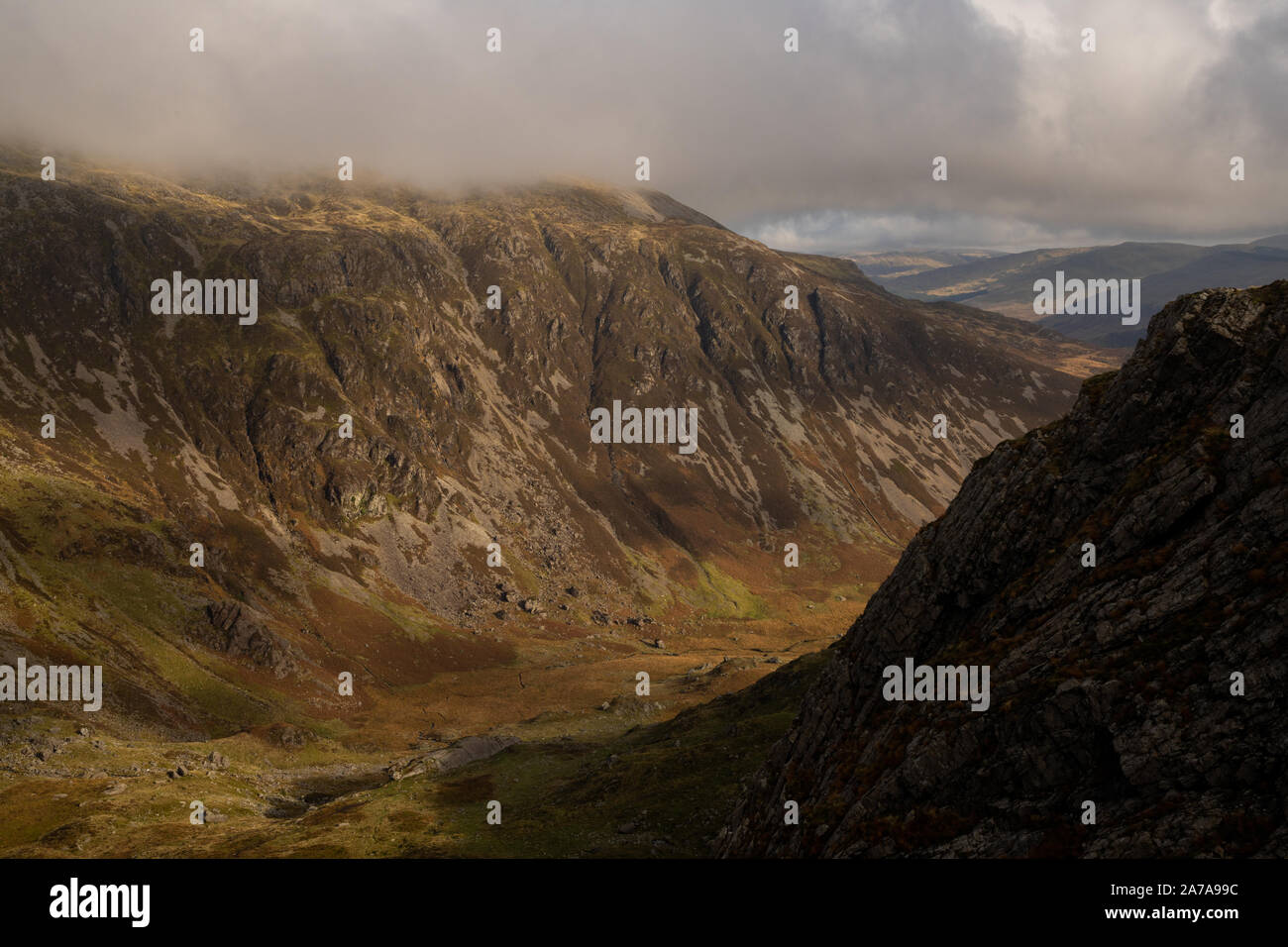 Espectaculares paisajes montañosos en Cader Idris montaña en el Parque Nacional de Snowdonia, conocido como Eryri en galés. Foto de stock