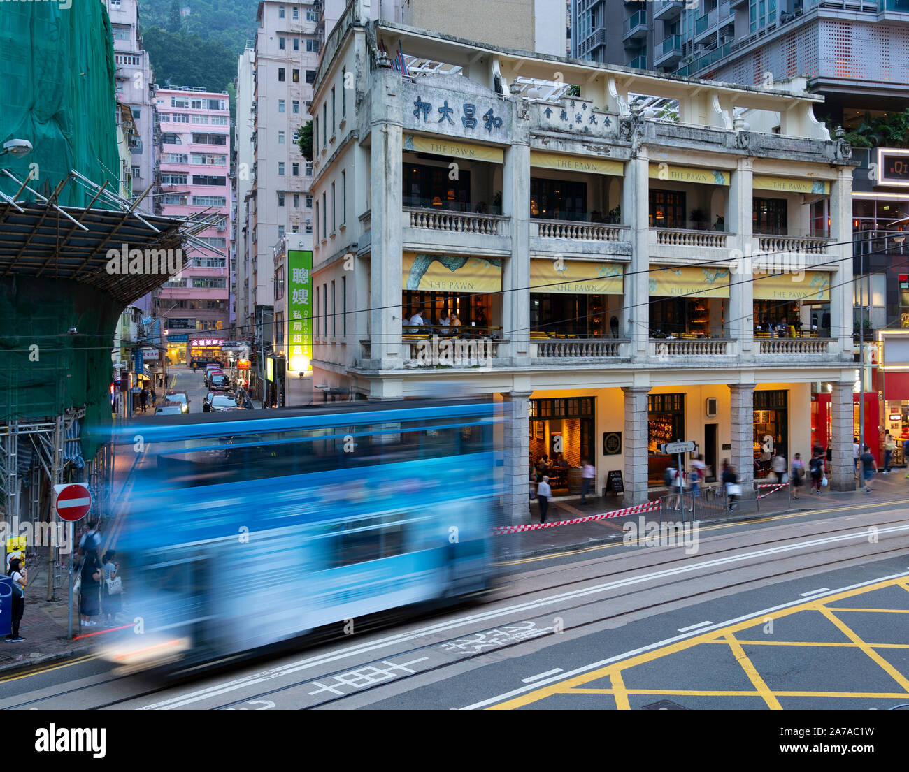 El tranvía pasa antiguo edificio colonial ahora restaurantes y bar llamado el peón en Wanchai, Hong Kong Foto de stock