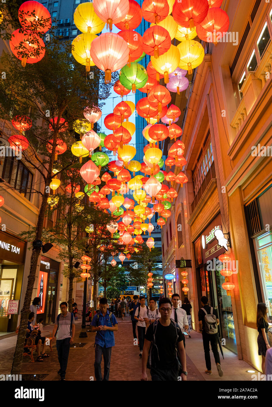 Muchas linternas chinas en la noche a lo largo de Spring Garden Lane en Wanchai, Hong Kong, China Foto de stock