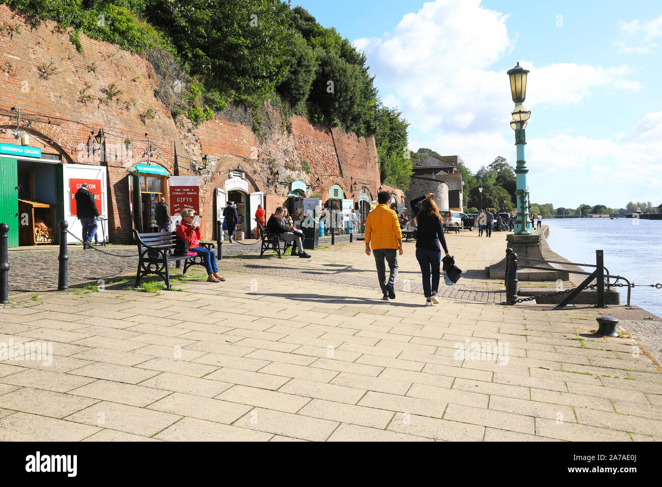 Sol de otoño en las tiendas independientes ahora en los viejos arcos de ladrillo de almacenes del siglo XIX, en la histórica zona de Quayside en Exeter, en Devon, Reino Unido Foto de stock
