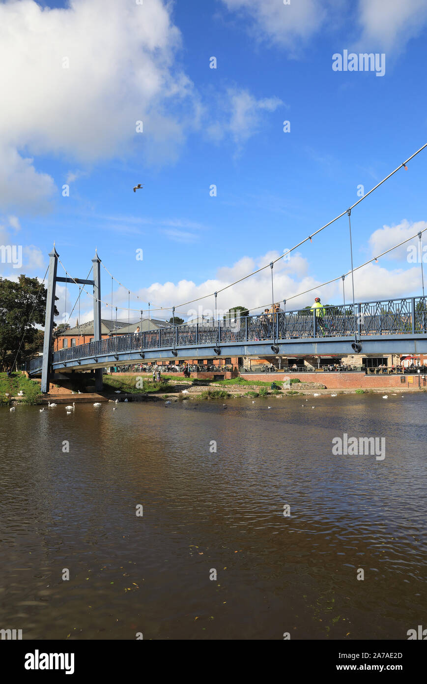 En sol de otoño Cricklepit Puente sobre el río Exe, junto a la histórica zona de Quayside en Exeter, en Devon, Reino Unido Foto de stock