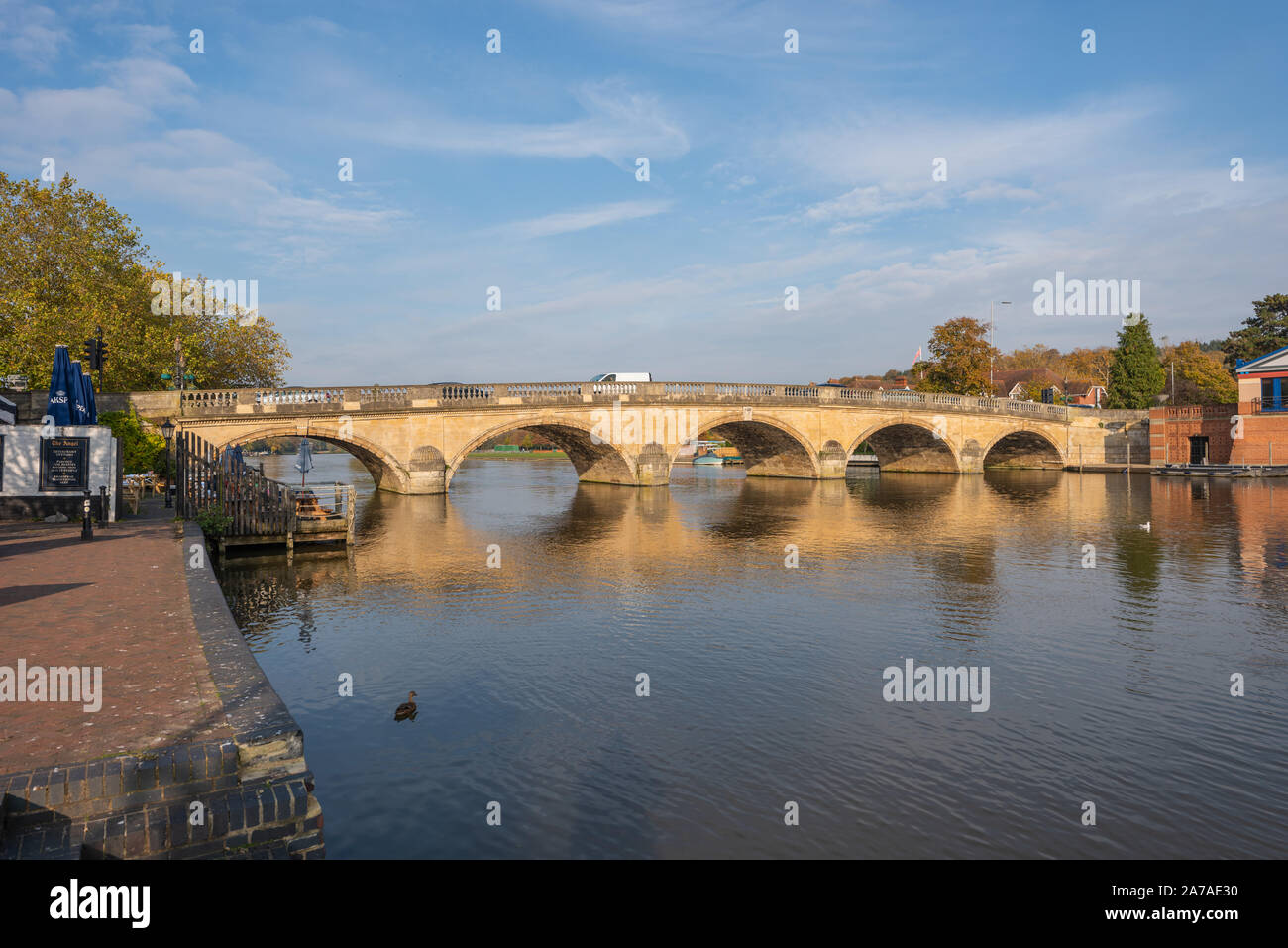 Puente sobre el Río Támesis en Henley-on-Thames, Oxfordshire, Inglaterra, Reino Unido. Foto de stock