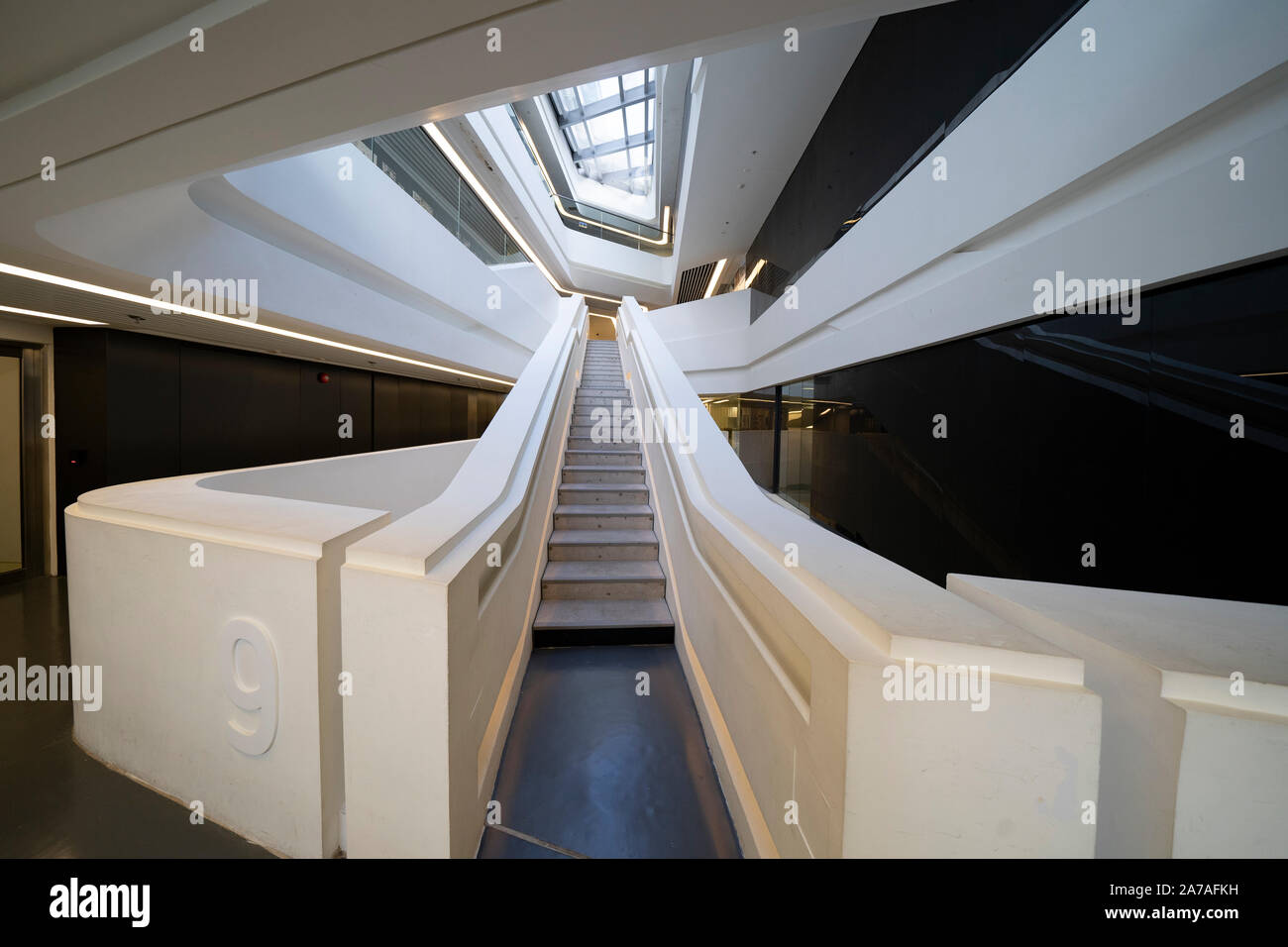 Interior de la arquitectura moderna de la Escuela de Diseño PolyU Jockey Club Torre de innovación en la Universidad Politécnica de Hong Kong, Hong Kong. La arquitecta Zaha Foto de stock