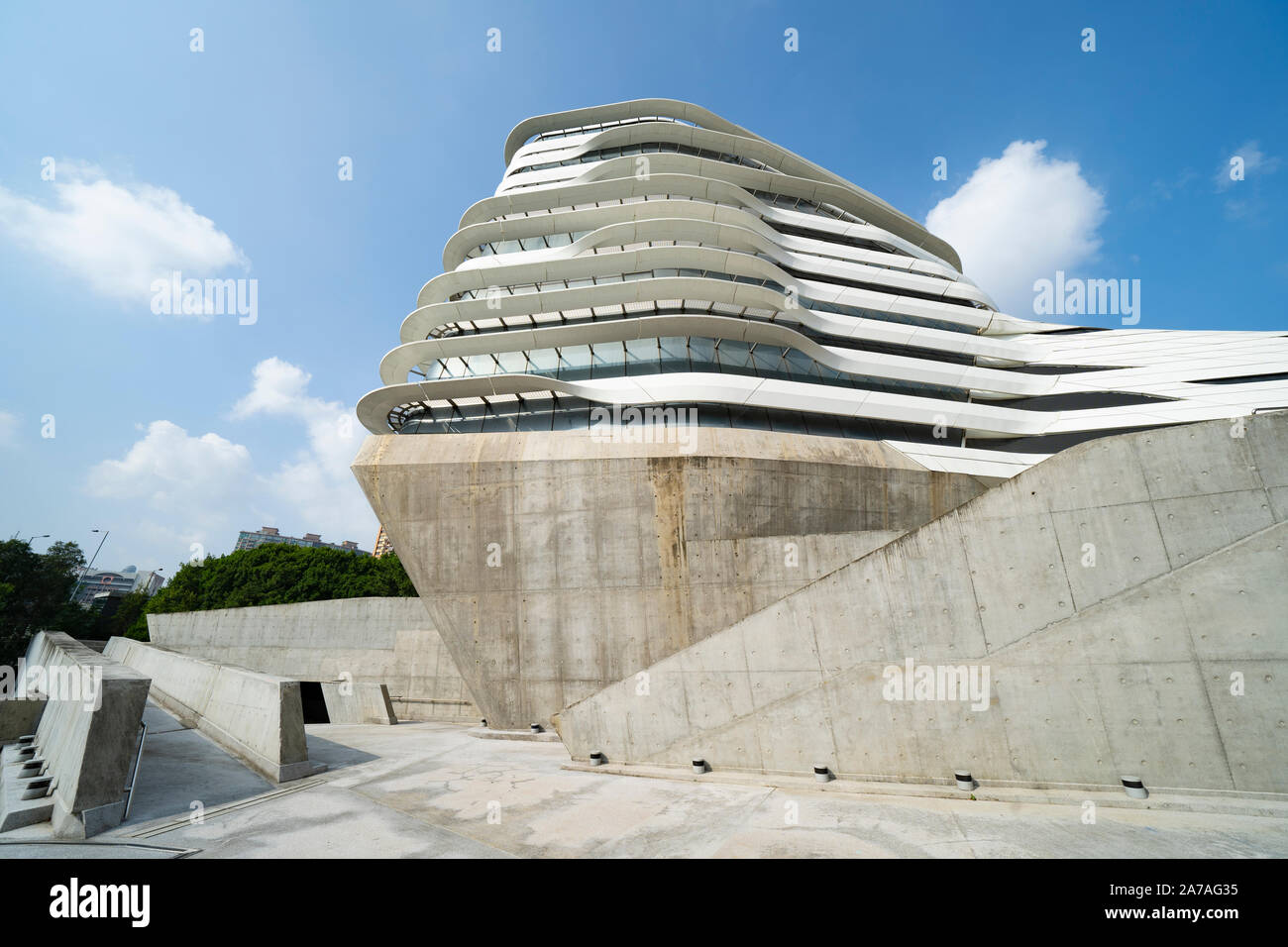 Exterior de la arquitectura moderna de la Escuela de Diseño PolyU Jockey Club Torre de innovación en la Universidad Politécnica de Hong Kong, Hong Kong. La arquitecta Zaha Foto de stock