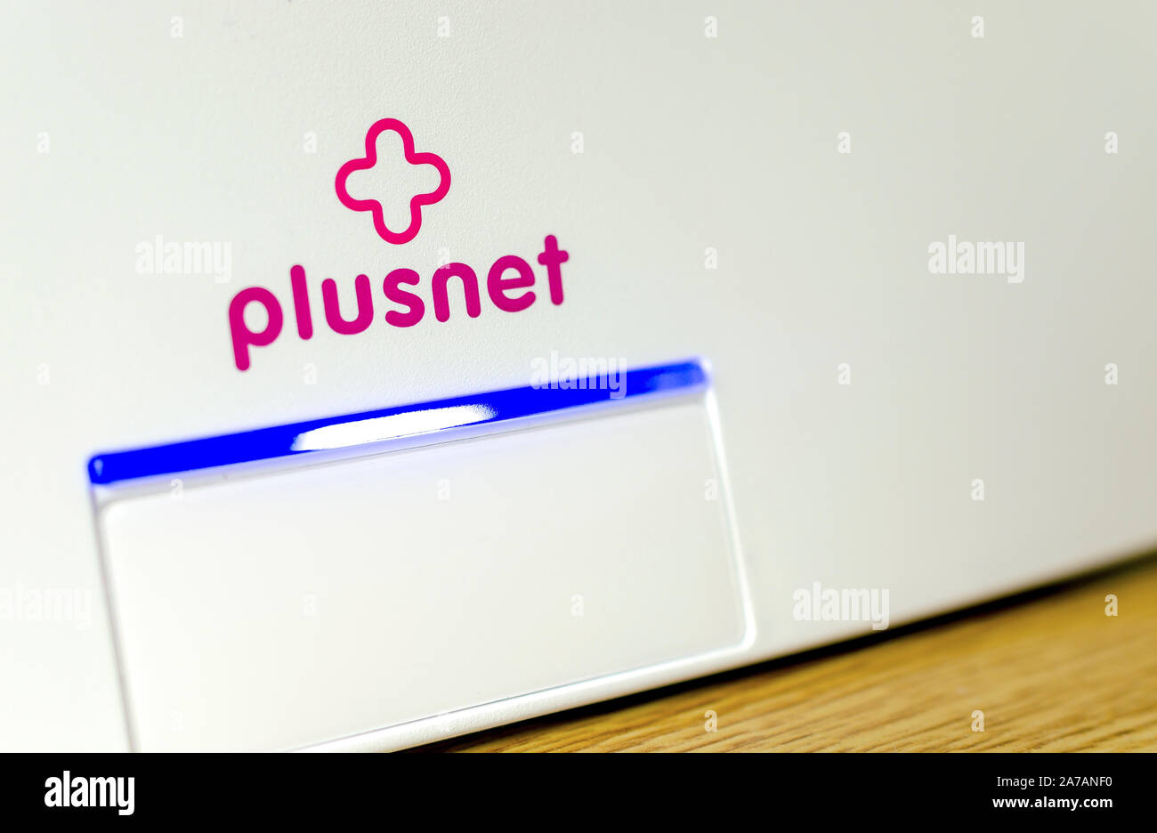 Plusnet logo visto en el router WiFi. Plusnet británico es un proveedor de servicios de internet de banda ancha, teléfono y servicios móviles. Foto de stock